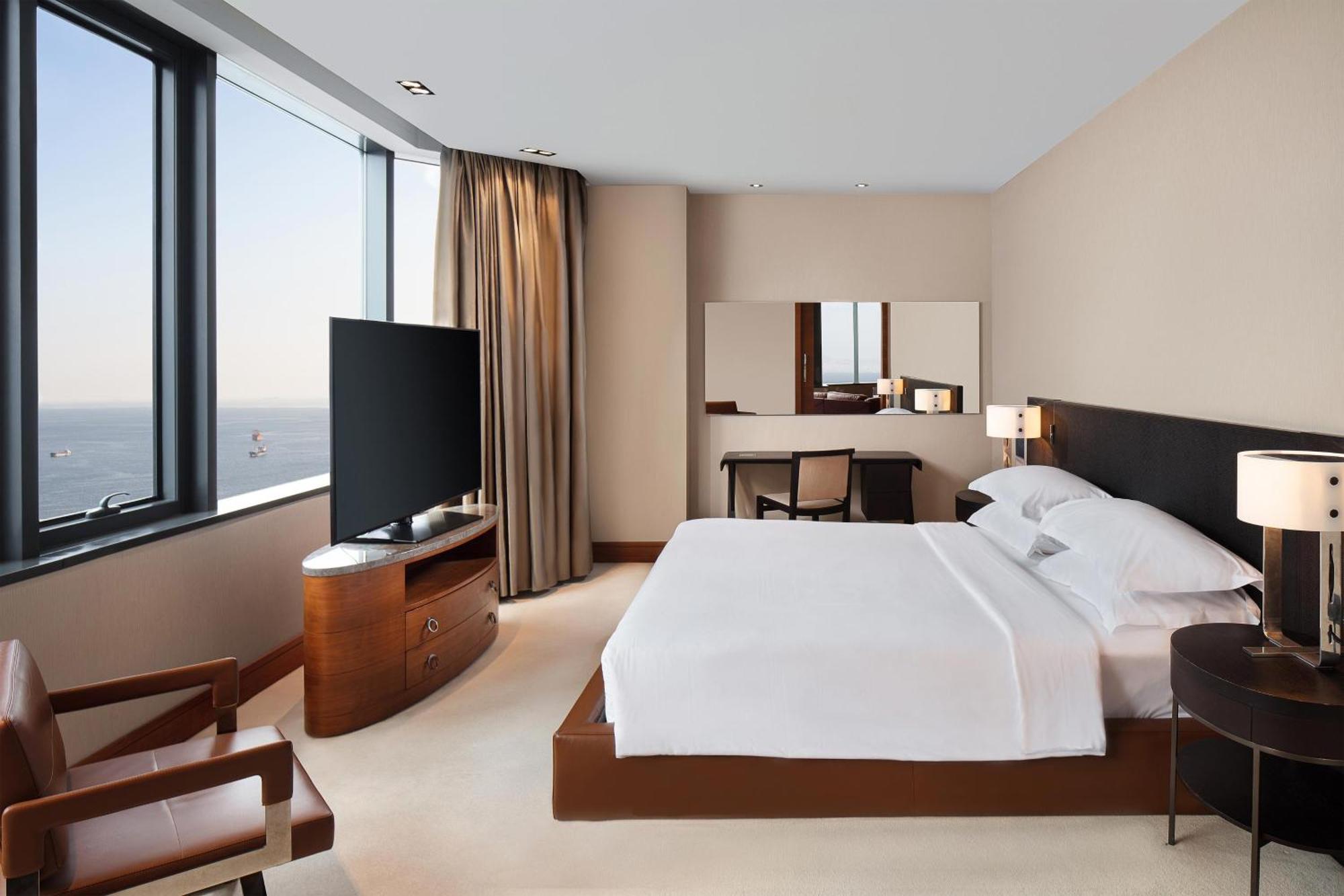 Sheraton Istanbul Atakoy Hotel Eksteriør billede A bedroom at the Jumeirah Emirates Towers Hotel