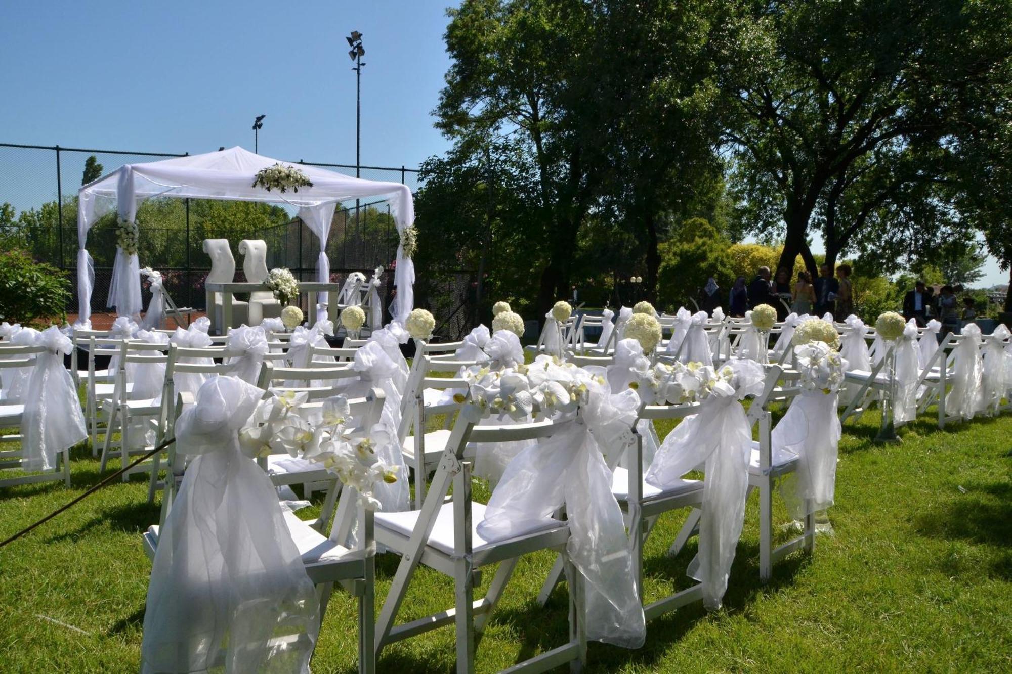 Sheraton Istanbul Atakoy Hotel Eksteriør billede A wedding at the park