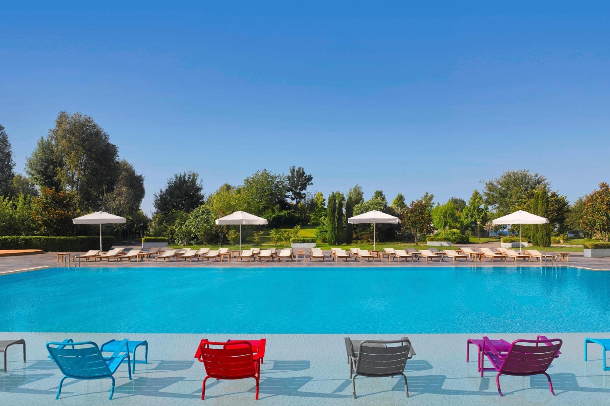 Sheraton Istanbul Atakoy Hotel Eksteriør billede The pool at the hotel