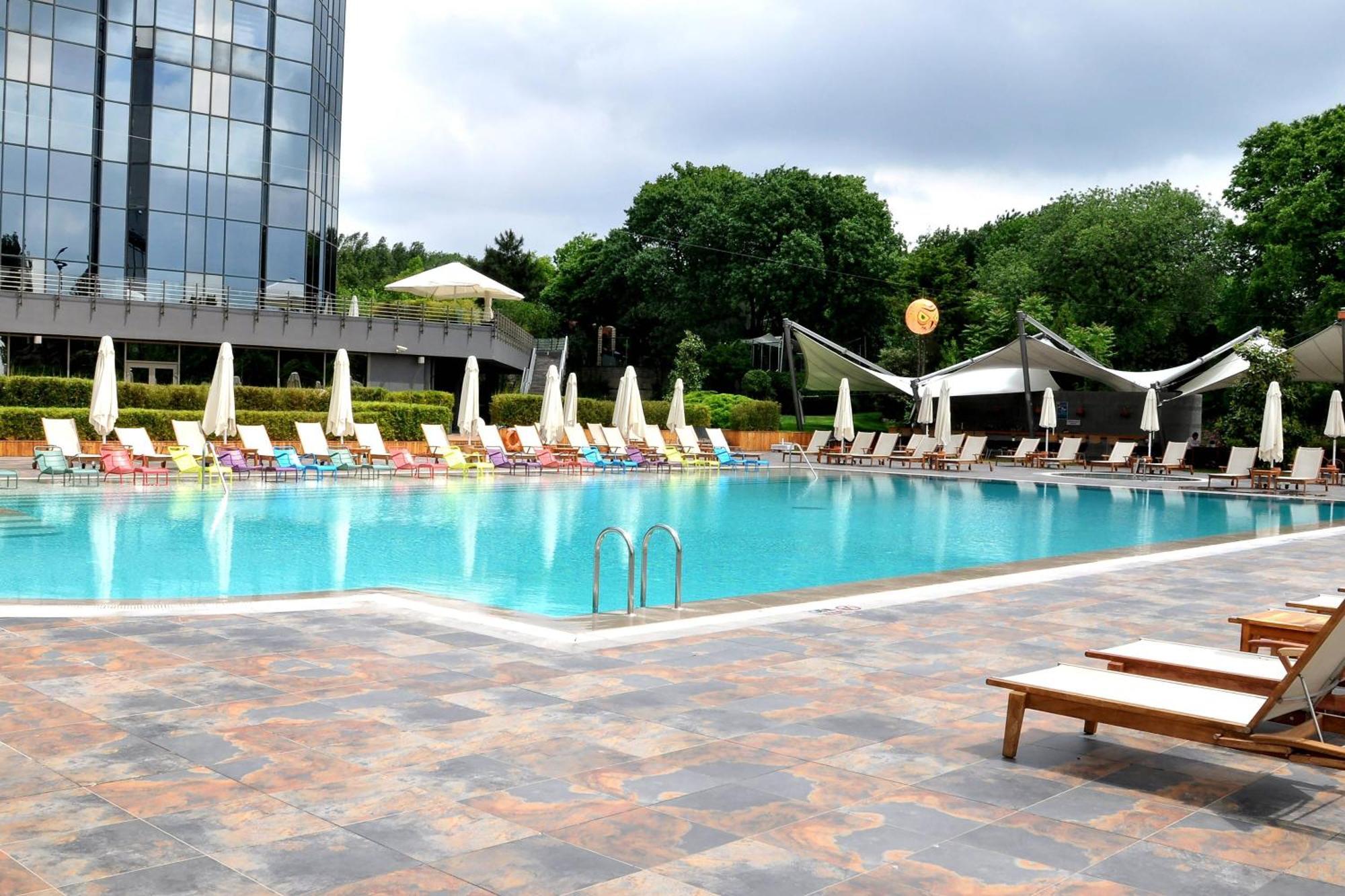 Sheraton Istanbul Atakoy Hotel Eksteriør billede The pool at the hotel