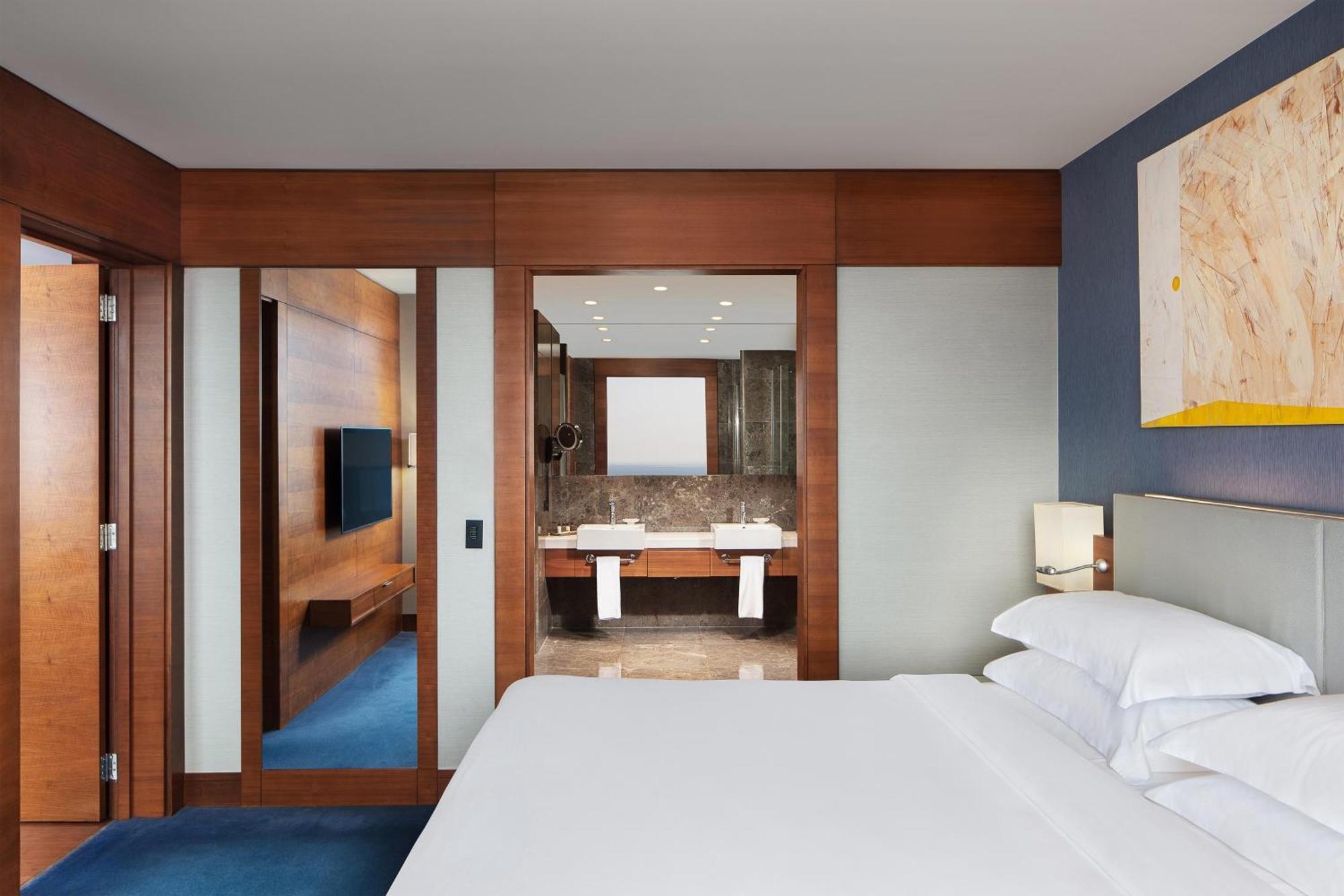 Sheraton Istanbul Atakoy Hotel Eksteriør billede A guest room at the hotel