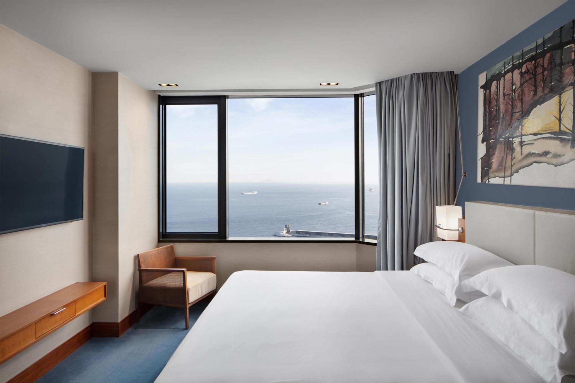 Sheraton Istanbul Atakoy Hotel Eksteriør billede A guest room at the hotel