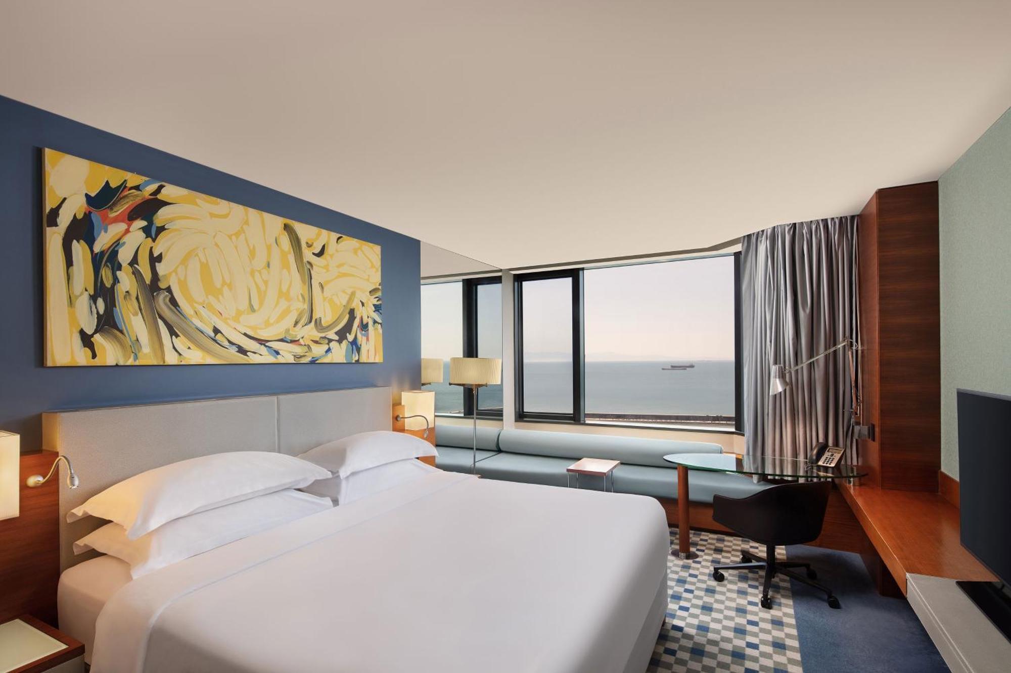 Sheraton Istanbul Atakoy Hotel Eksteriør billede A guest room at the hotel