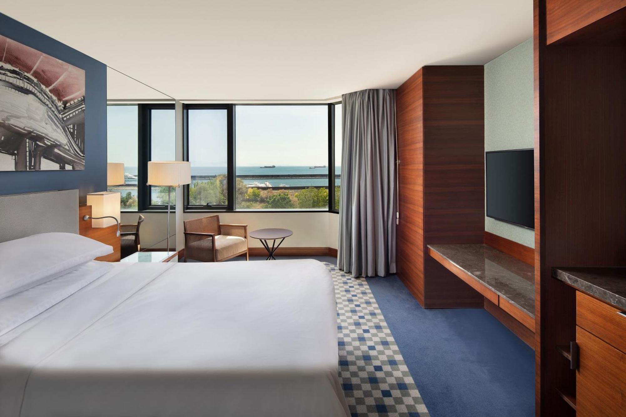 Sheraton Istanbul Atakoy Hotel Eksteriør billede A guest room at the hotel